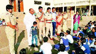 Police Hittagus with the students made | पोलिसांनी केले विद्यार्थ्यांशी हितगुज