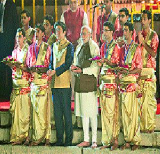 Shinjo was pleased to see Ganga's aarti! | गंगेची आरती बघून प्रसन्न झाले शिंजो!