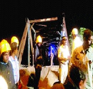 Eight people injured in bridge collapse | पुलाचा भाग कोसळून आठ जण जखमी