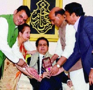 Dilip Kumar received Padma Vibhushan award | दिलीप कुमार यांना पद्मविभूषण पुरस्कार प्रदान