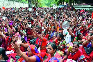 Thalinad Morcha of Anganwadi Sevvik | अंगणवाडी सेविकांचा थाळीनाद मोर्चा