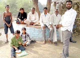 Blind youth struggle for their family's livelihood | कुटुंबाच्या उदरनिर्वाहासाठी अंध तरूणाची धडपड Blind youth struggle for their family's livelihood | कुटुंबाच्या उदरनिर्वाहासाठी अंध तरूणाची धडपड