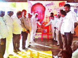 Resolution of setting up a statue of Sharad Joshi in Nampur | शरद जोशी यांचा पुतळा नामपूरला उभारण्याचा ठराव