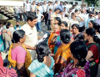 Women's mess for two hours from meat and liquor sales | मांस, दारुविक्रीवरून दोन तास महिलांचा गोंधळ Women's mess for two hours from meat and liquor sales | मांस, दारुविक्रीवरून दोन तास महिलांचा गोंधळ