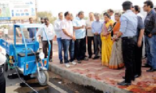 'Smart' cleanup of the city now with 'e-swapping rickshaw' | ‘ई-स्विपिंग रिक्षा’द्वारे आता शहराची ‘स्मार्ट’ सफाई 'Smart' cleanup of the city now with 'e-swapping rickshaw' | ‘ई-स्विपिंग रिक्षा’द्वारे आता शहराची ‘स्मार्ट’ सफाई