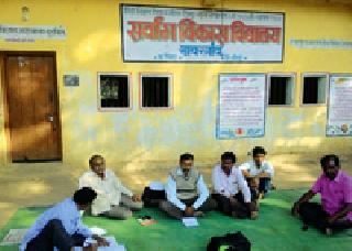 Students locked the school in Savargaon | सावरगावातील शाळेला विद्यार्थ्यांनीच ठोकले कुलूप Students locked the school in Savargaon | सावरगावातील शाळेला विद्यार्थ्यांनीच ठोकले कुलूप