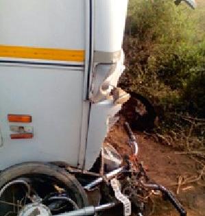 Bicycling death in luxury shocks | लक्झरीच्या धडकेत दुचाकीस्वाराचा मृत्यू Bicycling death in luxury shocks | लक्झरीच्या धडकेत दुचाकीस्वाराचा मृत्यू