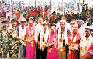 Marriage with the help of police | पोलिसांच्या सहकार्याने विवाह Marriage with the help of police | पोलिसांच्या सहकार्याने विवाह