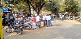 The plight of the road from Collectorate to Land records | कलेक्ट्रेट ते भूमिअभिलेख कार्यालय रस्त्याची दुर्दशा The plight of the road from Collectorate to Land records | कलेक्ट्रेट ते भूमिअभिलेख कार्यालय रस्त्याची दुर्दशा
