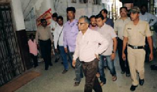 The trials of municipal commissioner on 'Priyadarshini' package | ‘प्रियदर्शनी’ संकुलावर महापालिका आयुक्तांचे धाडसत्र The trials of municipal commissioner on 'Priyadarshini' package | ‘प्रियदर्शनी’ संकुलावर महापालिका आयुक्तांचे धाडसत्र