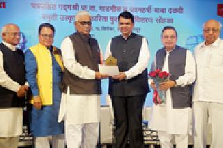 Dr. of Kolhapur J. F. While awarding Patil to Patil | कोल्हापूरचे डॉ. जे. एफ. पाटील यांना पुरस्कार प्रदान करताना Dr. of Kolhapur J. F. While awarding Patil to Patil | कोल्हापूरचे डॉ. जे. एफ. पाटील यांना पुरस्कार प्रदान करताना