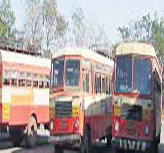 Strike of ST employees for salaries, Osmanabad, Beed | पगारवाढीसाठी एसटी कर्मचा-यांचा संप, उस्मानाबाद, बीडमध्ये प्रवाशांचे हाल