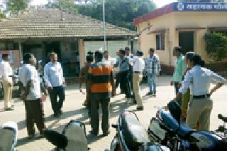 The traffic police stopped the driver | वाहतूक पोलिसांनी वाहनचालकाला डांबले The traffic police stopped the driver | वाहतूक पोलिसांनी वाहनचालकाला डांबले