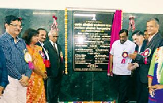 Students should pursue higher education in the country | विद्यार्थ्यांनी उच्च शिक्षण घेऊन देश सेवा करावी Students should pursue higher education in the country | विद्यार्थ्यांनी उच्च शिक्षण घेऊन देश सेवा करावी