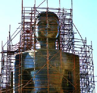 The first full-size pilgrim craft of Tirthankara Taurashankar | पहिले तीर्थंकर वृषभदेव यांचे भव्य पूर्णाकृती शिल्प