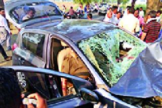 One killed, two seriously injured due to collapsing on the car tree | कार झाडावर आदळल्याने एक ठार, दोन गंभीर One killed, two seriously injured due to collapsing on the car tree | कार झाडावर आदळल्याने एक ठार, दोन गंभीर
