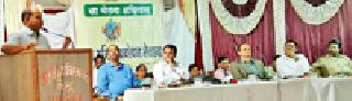 The office bearers of the villagers should give relief to the farmers | ग्रामस्तरावरील पदाधिकाऱ्यांनी शेतकऱ्यांना दिलासा द्यावा The office bearers of the villagers should give relief to the farmers | ग्रामस्तरावरील पदाधिकाऱ्यांनी शेतकऱ्यांना दिलासा द्यावा