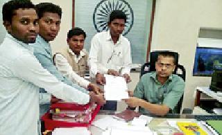 Distribute the pending scholarship to tribal students | आदिवासी विद्यार्थ्यांना प्रलंबित शिष्यवृत्तीचे वाटप करा