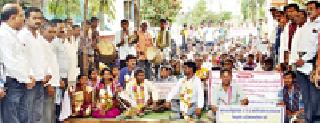 Pedestrians attacked the District Collector | पदयात्रेकरू जिल्हा कचेरीवर धडकले Pedestrians attacked the District Collector | पदयात्रेकरू जिल्हा कचेरीवर धडकले