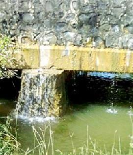 The barriers to reaching the water due to the canal devastation | कालवा बुजल्याने शेतात पाणी पोहोचण्यास अडथळे The barriers to reaching the water due to the canal devastation | कालवा बुजल्याने शेतात पाणी पोहोचण्यास अडथळे