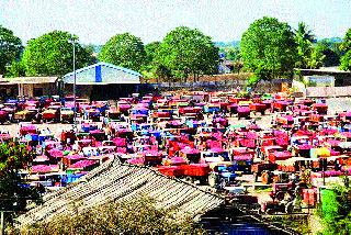 Record arrival of onion in Yeola | येवल्यात कांद्याची विक्रमी आवक Record arrival of onion in Yeola | येवल्यात कांद्याची विक्रमी आवक
