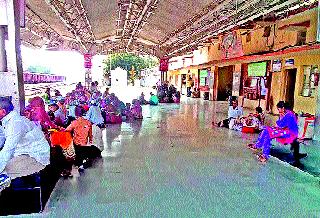 'Break' facility at railway station! | रेल्वेस्थानकातील सुविधांना ‘ब्रेक’ !