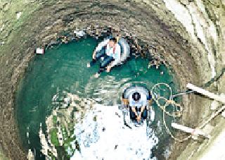 60 feet deep well in the movement | ६० फूट खोल विहिरीत आंदोलन 60 feet deep well in the movement | ६० फूट खोल विहिरीत आंदोलन