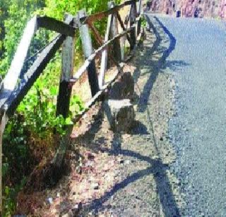Railing in Matheran Ghat Kuchkami | माथेरान घाटातील रेलिंग कुचकामी Railing in Matheran Ghat Kuchkami | माथेरान घाटातील रेलिंग कुचकामी
