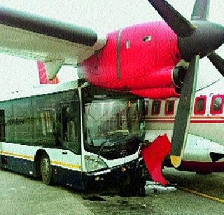 The tarmac bus hit the plane | टरमॅक बस विमानावर आदळली