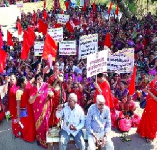 Thalinad in front of Zilla Parishad of Angangwadi | अंगणवाडी संघाचा जि.प.समोर थाळीनाद