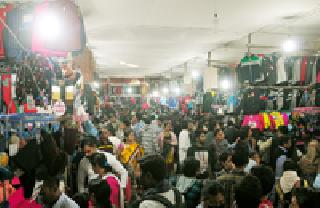 Woolen shopping crowd: | वूलन खरेदीची गर्दी :