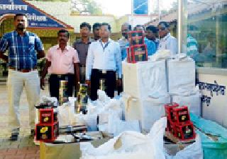 Inhalation of smelly toasted tobacco | भद्रावतीत सुगंंधित तंबाखूच्या साठ्यावर धाड Inhalation of smelly toasted tobacco | भद्रावतीत सुगंंधित तंबाखूच्या साठ्यावर धाड