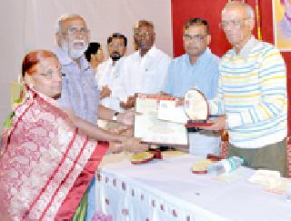 Bhal Bhole memory award | भा.ल. भोळे स्मृती पुरस्कार प्रदान Bhal Bhole memory award | भा.ल. भोळे स्मृती पुरस्कार प्रदान