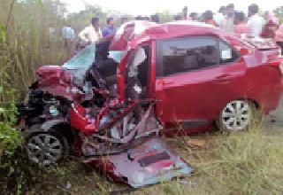 Two killed in truck-car crash | ट्रक-कारच्या अपघातात दोन ठार