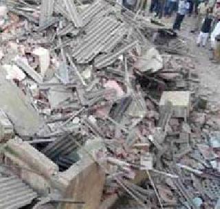 Two-storey building collapsed | भिवंडीत दोन मजली इमारत कोसळली