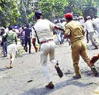 The peaceful call to violent lathi answers | शांततापूर्ण मागणीला हिंसक लाठीमाराने उत्तर