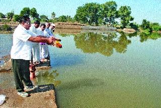 Lift up the mud of the Malgaon harbor | मळगाव बंधाऱ्यातील गाळाचा उपसा