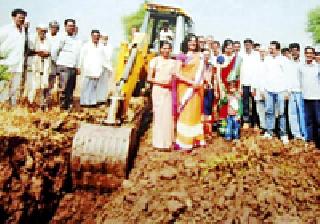 The road created by farmers from people's participation | लोकसहभागातून शेतकऱ्यांनी बनविला रस्ता