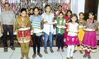Hunger for the remaining children from remaining food | उरलेल्या अन्नातून शमतेय बालकांची भूक Hunger for the remaining children from remaining food | उरलेल्या अन्नातून शमतेय बालकांची भूक