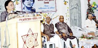 Responsibility for saving the country and society on the literary country | साहित्यिकांवर देश व समाज वाचविण्याची जबाबदारी Responsibility for saving the country and society on the literary country | साहित्यिकांवर देश व समाज वाचविण्याची जबाबदारी
