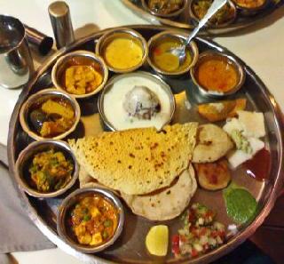 Dinner in the Railway cafeteria at 20 rupees | रेल्वे कॅफेटेरियात मिळणार २० रुपयांमध्ये दर्जेदार जेवण