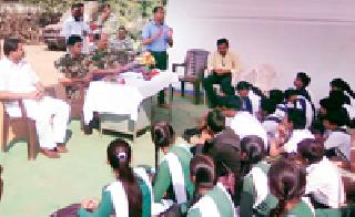विद्यार्थ्यांनी जाणली शस्त्रांची माहिती