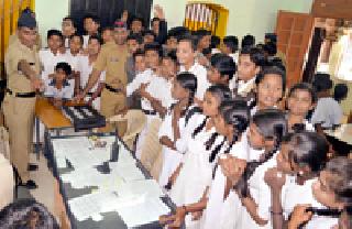 Students took the knowledge of the police work | विद्यार्थ्यांनी घेतले पोलीस कामकाजाचे ज्ञान Students took the knowledge of the police work | विद्यार्थ्यांनी घेतले पोलीस कामकाजाचे ज्ञान