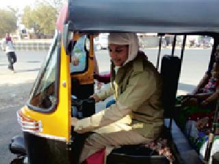 A Muslim woman decided to take up employment with the auto | मुस्लीम महिलेने आॅटो चालवून रोजगाराचा घेतला निर्धार