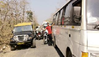 Vehicle Rows | महाकाळी घाटात वाहनांच्या रांगा Vehicle Rows | महाकाळी घाटात वाहनांच्या रांगा