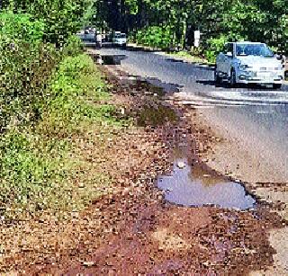 Thousands of liters of water leak from the canal | कालव्यातून हजारो लिटर पाणी गळती