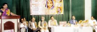 Savitribai's pioneering role in women's liberation movement | सावित्रीबाई स्त्री-मुक्ती चळवळीच्या आद्य प्रणेत्या Savitribai's pioneering role in women's liberation movement | सावित्रीबाई स्त्री-मुक्ती चळवळीच्या आद्य प्रणेत्या
