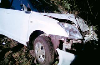 The car fell into the drain ... | कार नाल्यात पडली... The car fell into the drain ... | कार नाल्यात पडली...