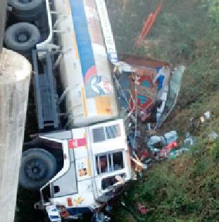 Petrol tanker reversed in Pongoli river | पांगोळी नदीत उलटला पेट्रोल टँकर