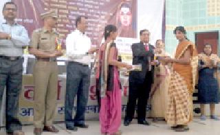 Savitribai University speaks of the conduct of women's education | सावित्रीबाई स्त्री शिक्षणाचे चालते बोलते विद्यापीठ Savitribai University speaks of the conduct of women's education | सावित्रीबाई स्त्री शिक्षणाचे चालते बोलते विद्यापीठ